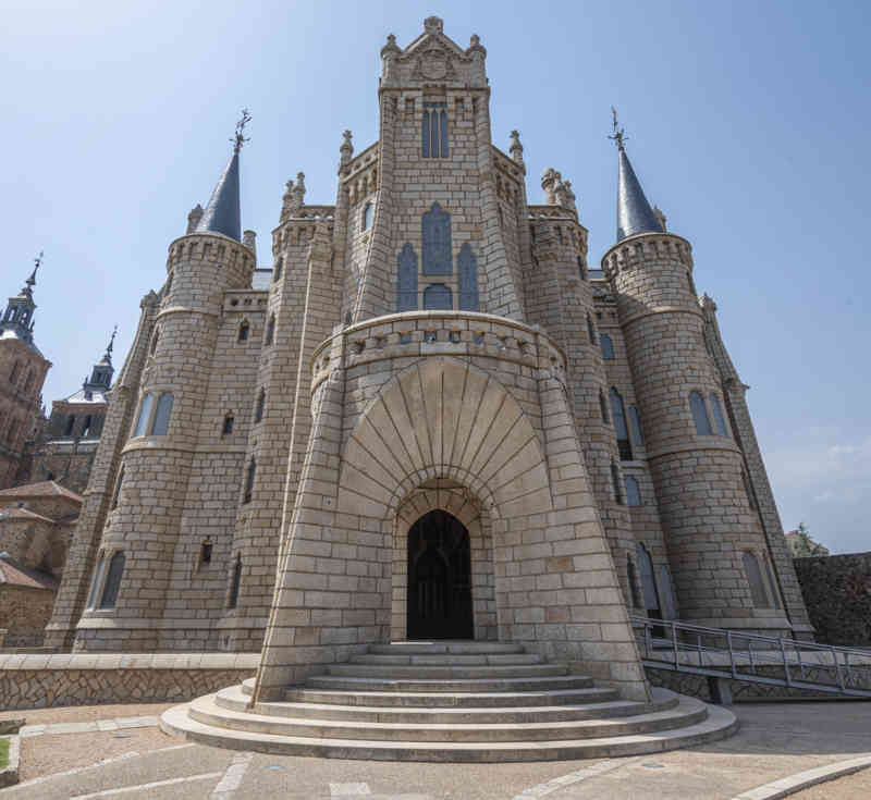 León 028 - Astorga - palacio Gaudí.jpg